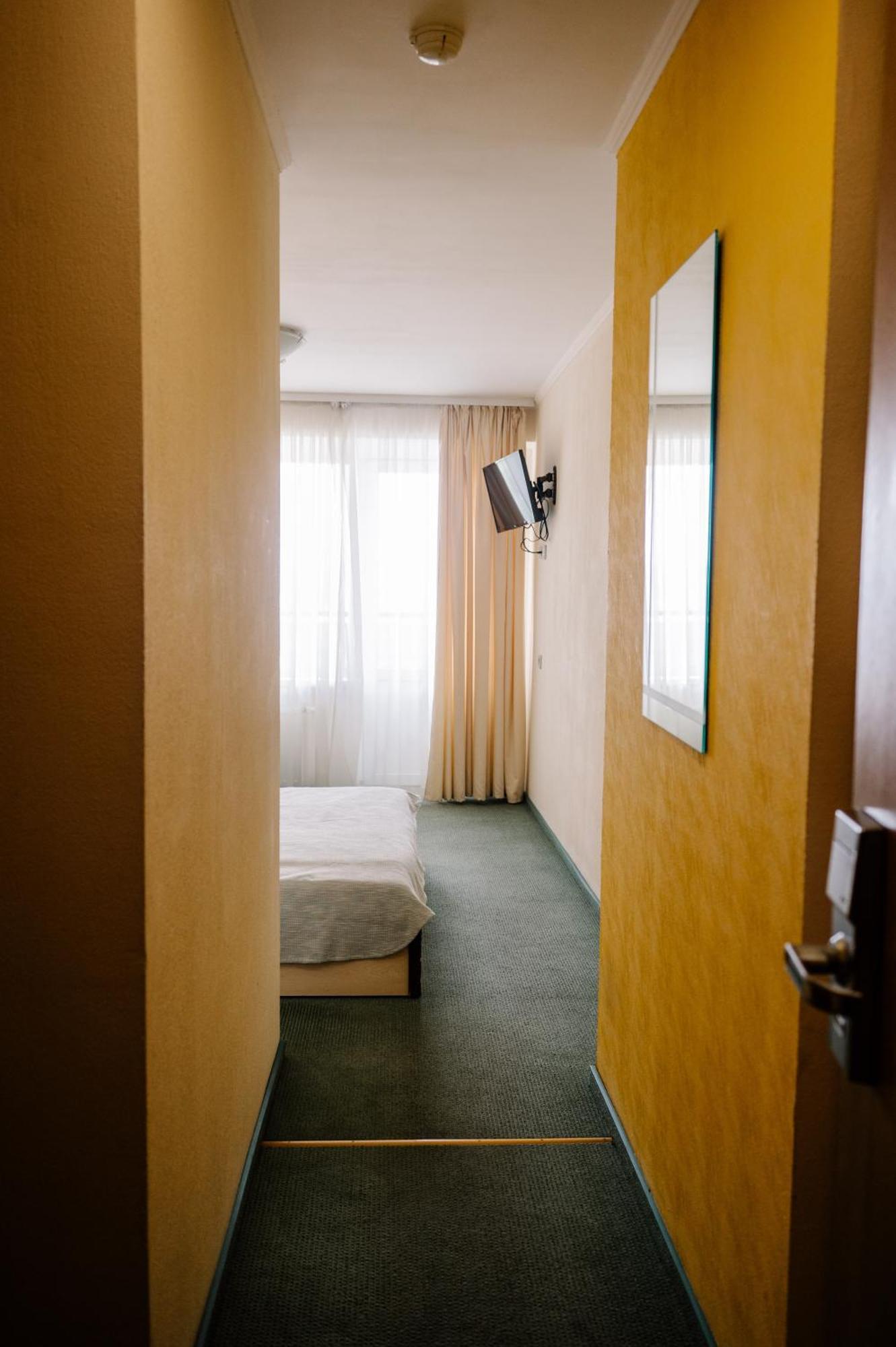 7 Days Hotel Kamyanets-Podilskyi Eksteriør bilde