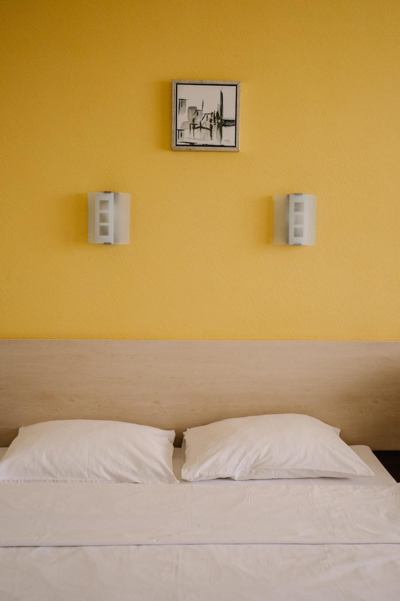 7 Days Hotel Kamyanets-Podilskyi Eksteriør bilde